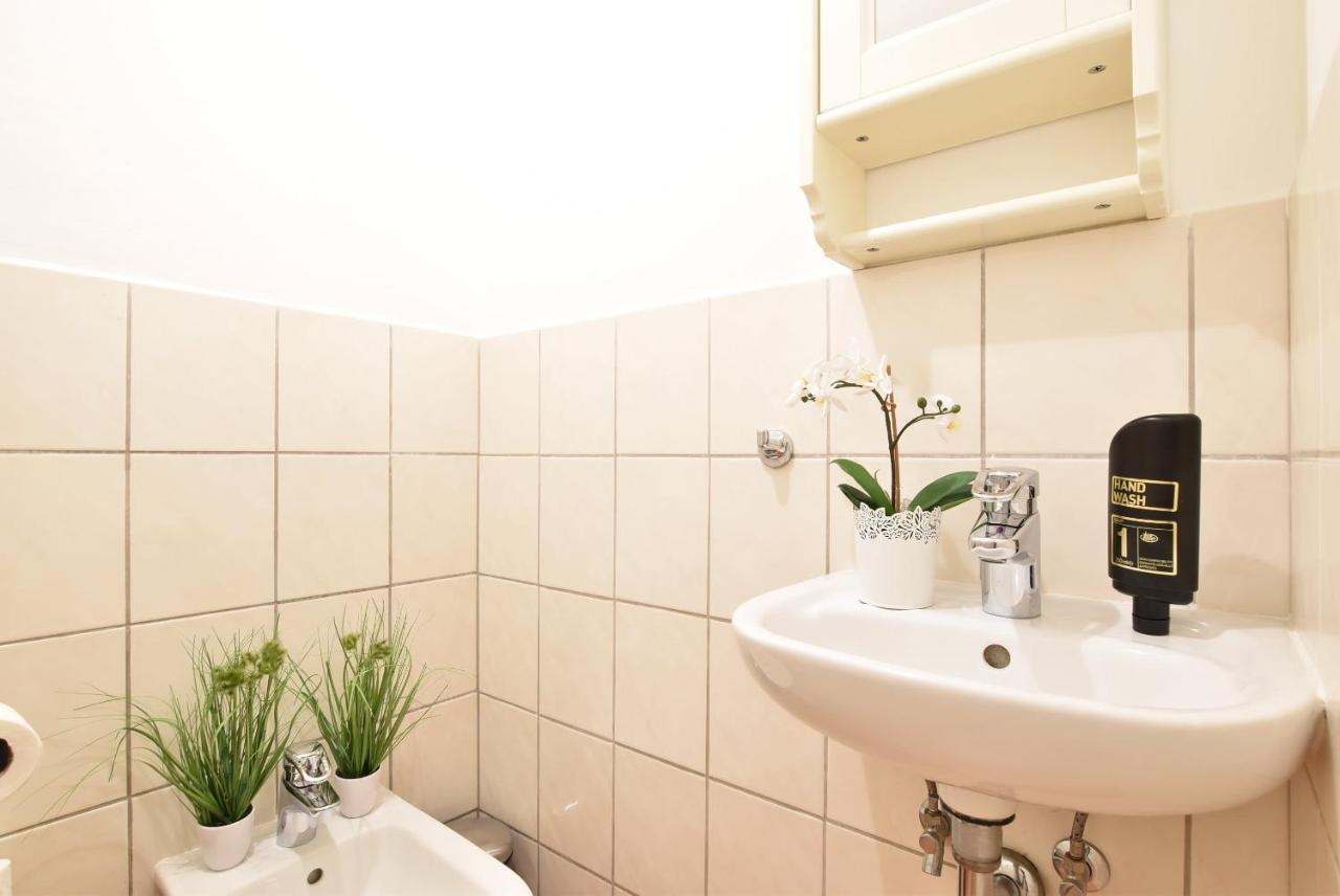 Riesiges Zentrales Apartment Mit Parkplatz Innsbruck Exterior photo
