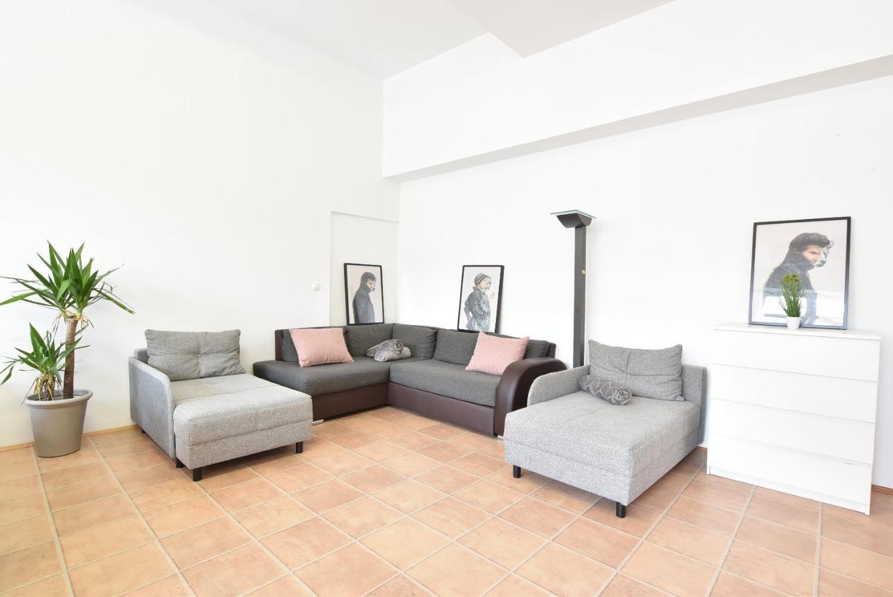 Riesiges Zentrales Apartment Mit Parkplatz Innsbruck Exterior photo